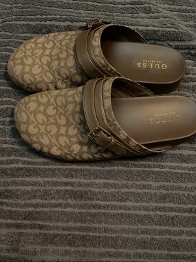 GUESS Tan Logo-Print Slip-On Clogs with Gold Buckle